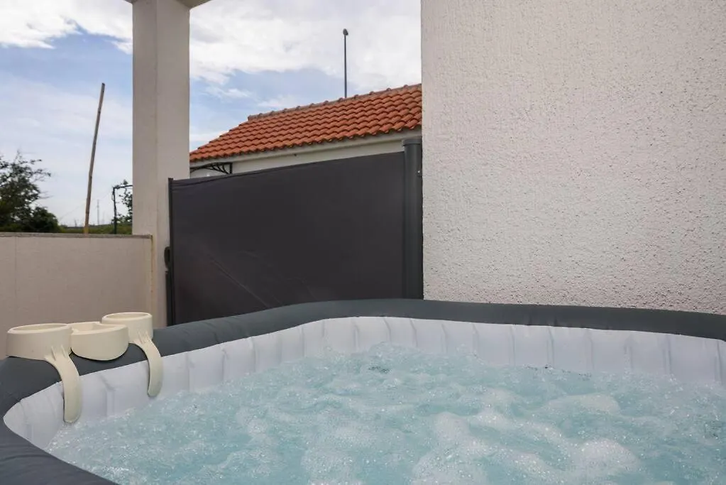 New Apartment With Pool And Jacuzzi Only For You Kastela